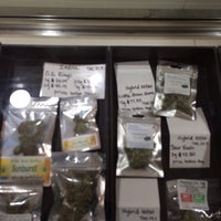 รูปภาพถ่ายที่ Cannabis City โดย Brian M. เมื่อ 11/6/2014