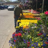 Das Foto wurde bei Casey&#39;s Garden Shop and Florist von Apurva D. am 5/3/2014 aufgenommen