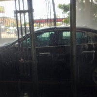 รูปภาพถ่ายที่ La Cienega Car Wash &amp;amp; Oil Change โดย Jill S. เมื่อ 5/24/2013