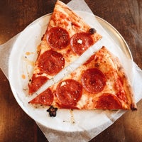 Photo prise au Rosco&amp;#39;s Pizza par Cole K. le6/28/2015