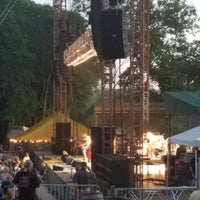 Das Foto wurde bei Woods Amphitheater at Fontanel von Darla C. am 6/30/2018 aufgenommen