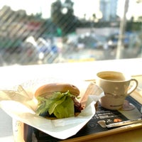 Photo taken at MOS Burger by 輝次 高. on 2/3/2022