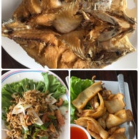 Photo taken at Laem Cha-Reon Seafood by maroom N. on 4/17/2023