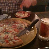 Foto scattata a Georgio&amp;#39;s Pizza da Victoria J. il 11/3/2012