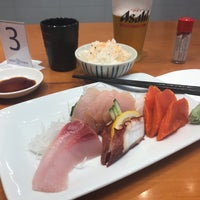 Foto diambil di Sushi Itoga oleh Cutter H. pada 10/19/2018
