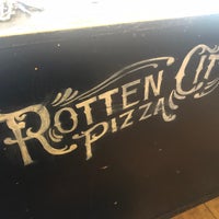 9/11/2022 tarihinde Regina W.ziyaretçi tarafından Rotten City Pizza'de çekilen fotoğraf