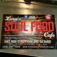 Foto tirada no(a) Lena&amp;#39;s Soul Food Cafe por Regina W. em 8/24/2015
