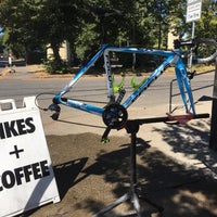 Foto tirada no(a) Portland Bicycle Studio por Phillip K. em 8/27/2016