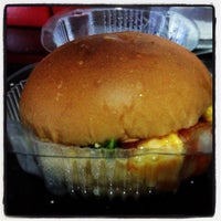 รูปภาพถ่ายที่ Tashi Delek Burger &amp; Food โดย Kuliner M. เมื่อ 10/14/2012