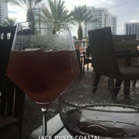 Foto tirada no(a) Jack Dusty Coastal Cuisine &amp;amp; Crafted Cocktails por Cathy em 8/6/2017