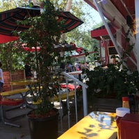 6/17/2016 tarihinde Brenda I.ziyaretçi tarafından Los Feliz Cafe'de çekilen fotoğraf
