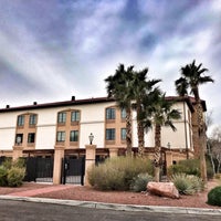 รูปภาพถ่ายที่ La Quinta Inn &amp;amp; Suites Las Vegas Airport South โดย Olly เมื่อ 3/1/2019