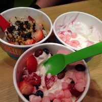 Photo prise au Yooglers Frozen Yogurt par Midori K. le9/28/2013