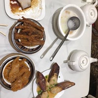 Photo taken at Floata Seafood Restaurant 富大海鮮酒家 by Sophie L. on 12/9/2018