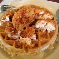 Снимок сделан в Maxine&#39;s Chicken &amp; Waffles пользователем Sean S. 6/27/2013