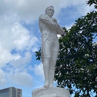 Photo taken at Sir Stamford Raffles Statue (Raffles&amp;#39; Landing Site) by JAMES S. on 1/8/2022