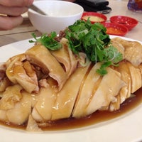 Photo taken at Tian Tian Hainanese Chicken Rice by Thomasina O. on 11/25/2012