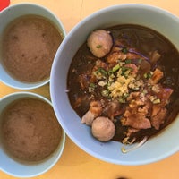 Photo taken at Hai Nan Xing Zhou Beef Noodles 海南星洲牛肉粉 by C M on 4/1/2017
