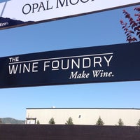 Foto scattata a The Wine Foundry da Mindy J. il 5/27/2014