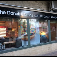 Foto tirada no(a) The Donut Library por Viktória E. em 6/7/2016