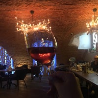 Foto tomada en Сова и Медведь wine bar  por Katerina E. el 9/29/2018