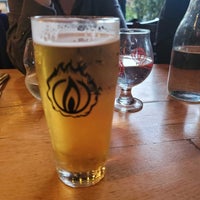 Das Foto wurde bei Blaze Craft Beer and Wood Fired Flavors von Jake P. am 6/11/2022 aufgenommen