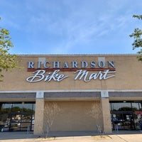 Foto tirada no(a) Richardson Bike Mart por v J. em 4/2/2019