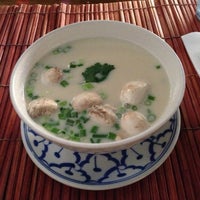 รูปภาพถ่ายที่ Siam Square Thai Cuisine โดย Eric D. เมื่อ 10/22/2012