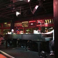 Photo taken at Mojo&amp;#39;s Dueling Piano Bar by Mabura G. on 6/24/2017