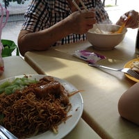 Photo taken at Su Shi Piao Xiang Vegetarian Food by Kok Hoong F. on 12/2/2012