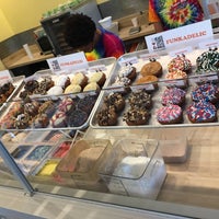 Снимок сделан в Peace, Love and Little Donuts of Southlake пользователем Bryan S. 7/21/2019