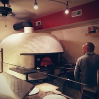 12/30/2012にJason T.がMenomalé Pizza Napoletanaで撮った写真