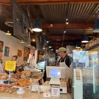 Foto tirada no(a) Brooklyn Bagel Bakery por Raz em 9/7/2022