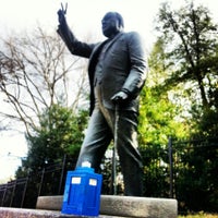 Снимок сделан в Sir Winston Churchill Statue пользователем Scott S. 3/26/2013