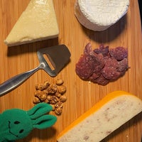 รูปภาพถ่ายที่ Beecher&amp;#39;s Handmade Cheese โดย greenie m. เมื่อ 7/5/2021