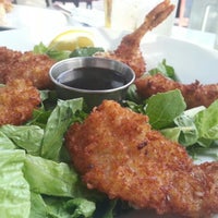Foto tirada no(a) Longboards Seafood Restaurant por Ariel V. em 9/18/2012