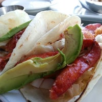 รูปภาพถ่ายที่ Longboards Seafood Restaurant โดย Ariel V. เมื่อ 12/18/2012