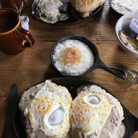 Foto tirada no(a) Two Cracked Eggs Cafe por Chris S. em 9/16/2018