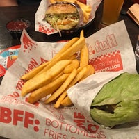 Photo taken at Red Robin Gourmet Burgers and Brews by Rei L. on 3/22/2021