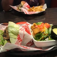 Photo taken at Red Robin Gourmet Burgers and Brews by Rei L. on 11/16/2021