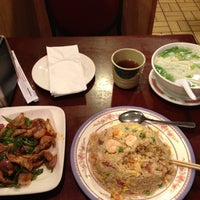 Foto tomada en Ru-Yi Northern Restaurant  por Dennis N. el 10/31/2012