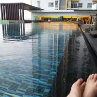 Photo taken at Swimming Pool @ The Parkland Grand Taksin by nychut j. on 7/25/2013