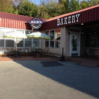 Foto tomada en Rick&amp;#39;s Bakery  por Courtney W. el 10/5/2012