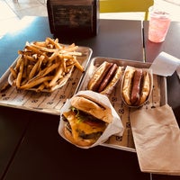 รูปภาพถ่ายที่ BurgerFi โดย Junio เมื่อ 1/13/2018