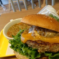 Photo taken at Freshness Burger by Nijimu A. on 11/6/2020