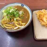Photo taken at 讃岐釜あげうどん 四代目横井製麺所 日進竹の山店 by masanobu i. on 10/22/2022
