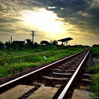 Photo taken at ที่หยุดรถไฟพุทธมณฑล สาย 2 (Phutthamonthon Sai 2) SRT4442 by Keerati S. on 8/2/2013