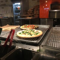 3/22/2018 tarihinde Justin B.ziyaretçi tarafından Blaze Pizza'de çekilen fotoğraf
