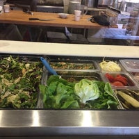 Foto tirada no(a) green2Go Burgers Salads &amp;amp; Bowls - Brea por CJ Y. em 1/24/2017
