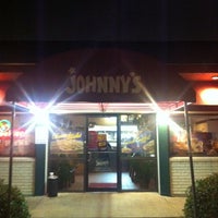 12/7/2013 tarihinde Chris ℳ.ziyaretçi tarafından Johnny&amp;#39;s Pizza House'de çekilen fotoğraf